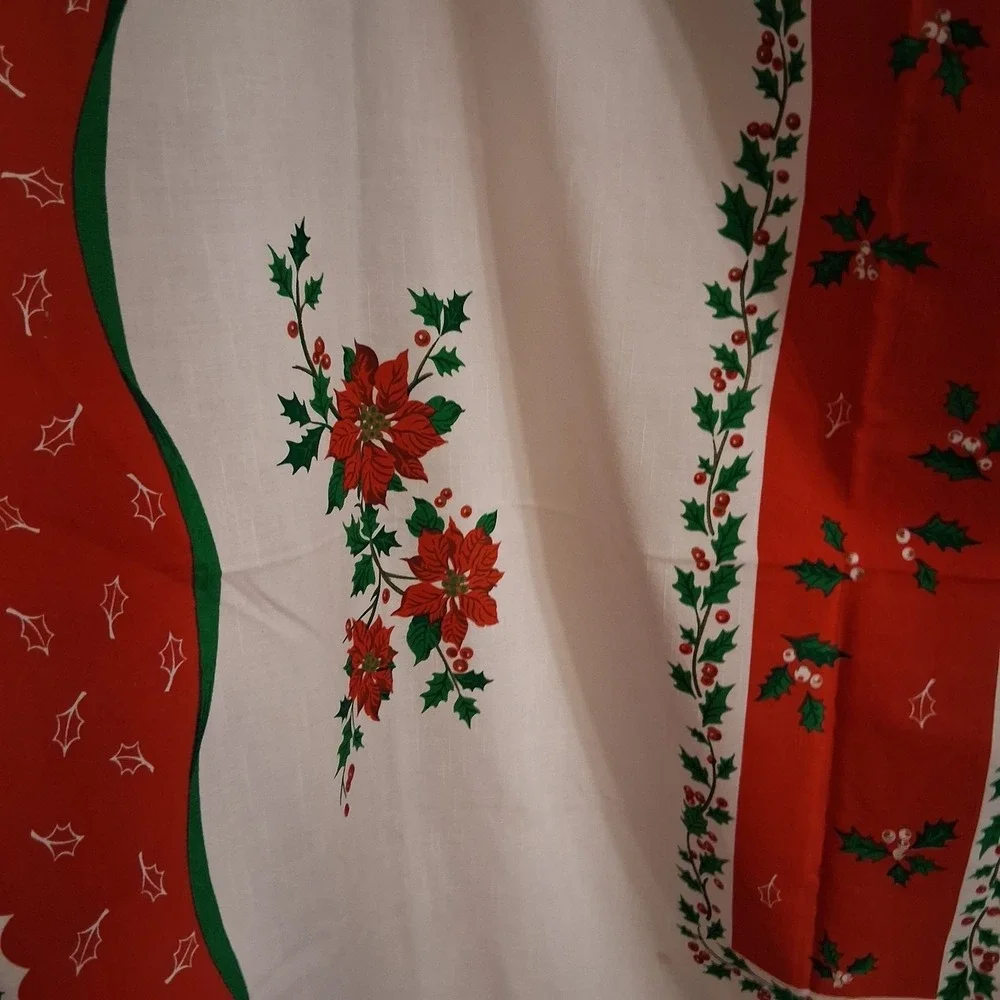 Vtg Christmas Scalloped Hem Tablecloth 50x68